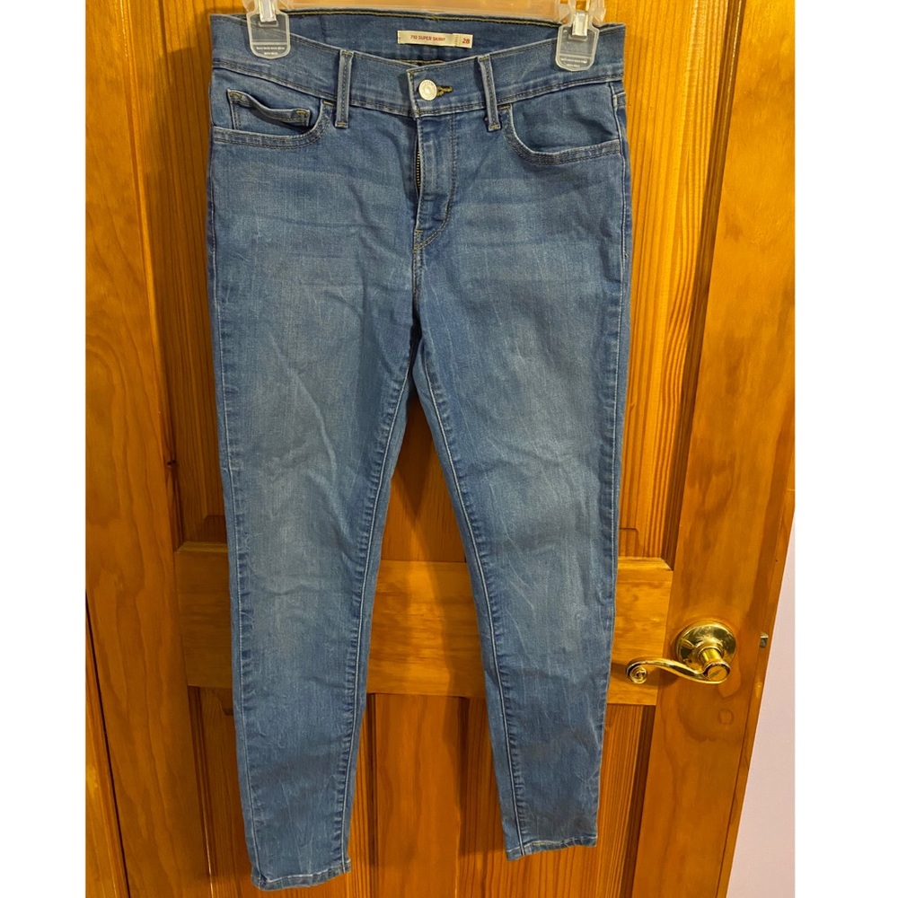 Women’s Levi’s jeans